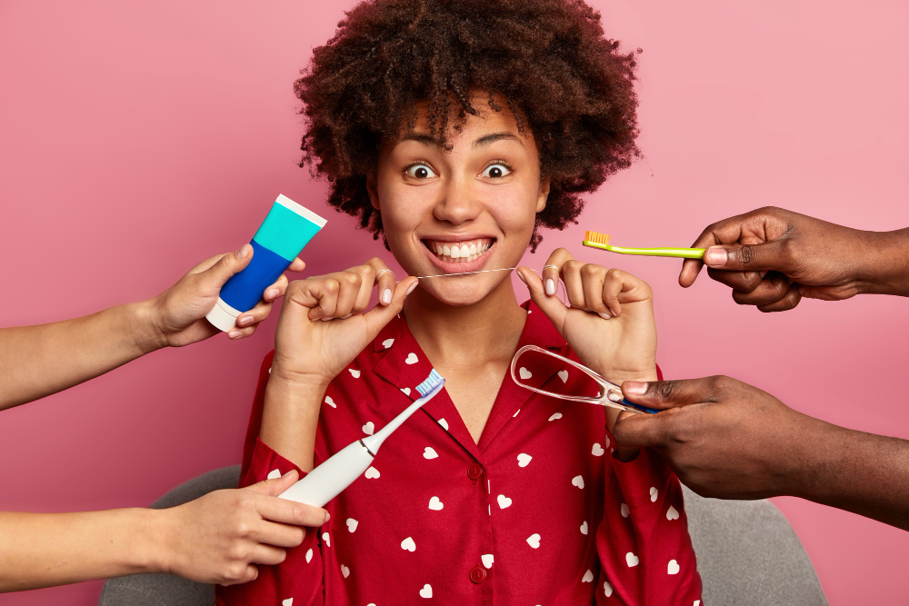 <a href="https://www.freepik.com/free-photo/curly-woman-cares-about-teeth-holds-dental-floss-surrounded-by-toothpaste-brushes_13085546.htm#fromView=search&page=1&position=12&uuid=31aa3018-16b3-42cf-9367-be5268a6f500&query=Dia+Mundial+da+Sa%C3%BAde+Oral">Image by wayhomestudio on Freepik</a>