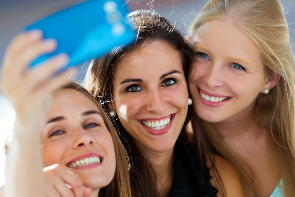 <a href="https://www.magnific.com/free-photo/three-girlfriends-making-selfie_1099418.htm#fromView=search&page=1&position=2&uuid=0a606bc8-459d-47c6-b7dd-99bb6d00f434&query=branqueamento+dent%C3%A1rio%3A+diferentes+abordagens+para+diferentes+sorrisos">Image by nensuria on Magnific</a>