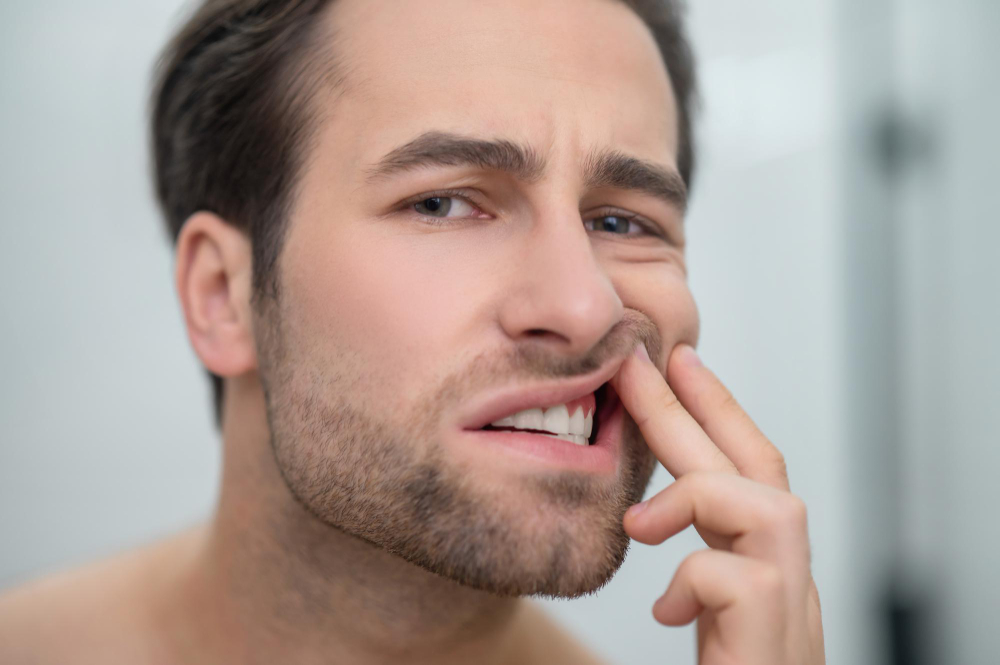 <a href="https://www.magnific.com/free-photo/dental-problems-man-checking-his-teeth-looking-disturbed_21624912.htm#fromView=search&page=1&position=2&uuid=de42aeb7-5bf1-44e5-8c48-58dfa3df7f78&query=Periodontite">Image by zinkevych on Magnific</a>