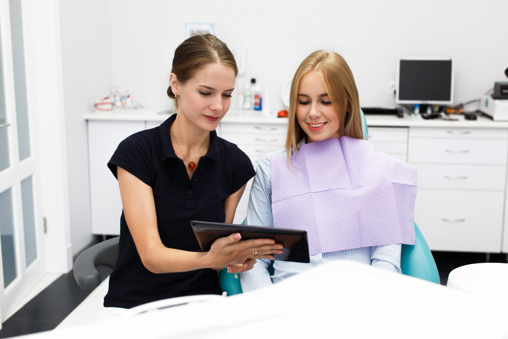 <a href="https://www.magnific.com/free-photo/smiling-woman-sits-chair-dentist-office-while-doctor-shows-her-something_1621631.htm#fromView=search&page=1&position=0&uuid=5f42e459-dce2-47b9-97cd-0e137b884c19&query=dentist+explaining+treatment+plan+to+patient">Image by freepic.diller on Magnific</a>