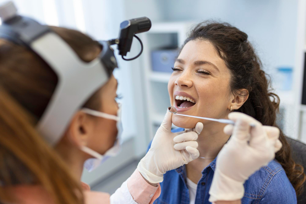 <a href="https://www.magnific.com/free-photo/female-patient-opening-her-mouth-doctor-look-her-throat-otolaryngologist-examines-sore-throat-patient_27155663.htm#fromView=search&page=1&position=11&uuid=d2332373-a849-42a6-917d-233e3b4c89dc&query=dentist+follow+up+appointment+smiling+patient">Image by stefamerpik on Magnific</a>