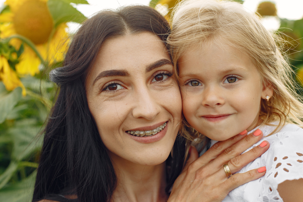 <a href="https://www.magnific.com/free-photo/photo-happy-family-mother-daughter-family-together-sunflower-field_10064873.htm#fromView=search&page=1&position=14&uuid=18761894-a80a-4621-8490-bb79a5a3046a&query=orthodontics+smile+family">Image by prostooleh on Magnific</a>