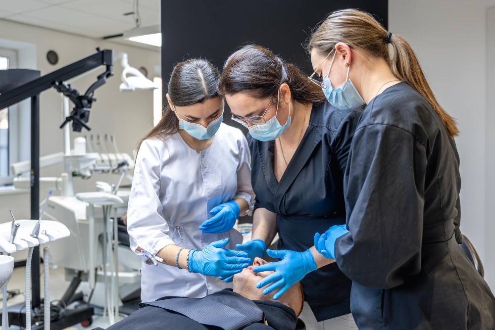 <a href="https://www.magnific.com/free-photo/team-female-dentists-treating-patients-teeth-visit-dentist-dentistry_416532530.htm#fromView=search&page=1&position=0&uuid=f2a03d50-dc85-4324-a6ef-f9ab47826a33&query=dental+team+treatment+planning">Image by pvproductions on Magnific</a>