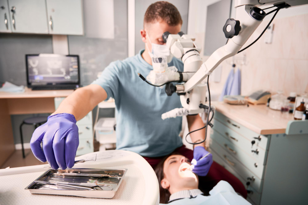 <a href="https://www.magnific.com/free-photo/male-dentist-grabbing-dental-explorer-dental-procedure_27527179.htm#fromView=search&page=1&position=32&uuid=409b006b-172a-439a-b369-a0677ecea4dc&track=ais_hybrid&query=dentist+scanning+teeth+modern+dental+clinic">Image by ArtPhoto_studio on Magnific</a>