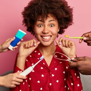 <a href="https://www.freepik.com/free-photo/curly-woman-cares-about-teeth-holds-dental-floss-surrounded-by-toothpaste-brushes_13085546.htm#fromView=search&page=1&position=12&uuid=31aa3018-16b3-42cf-9367-be5268a6f500&query=Dia+Mundial+da+Sa%C3%BAde+Oral">Image by wayhomestudio on Freepik</a>