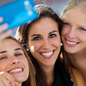<a href="https://www.magnific.com/free-photo/three-girlfriends-making-selfie_1099418.htm#fromView=search&page=1&position=2&uuid=0a606bc8-459d-47c6-b7dd-99bb6d00f434&query=branqueamento+dent%C3%A1rio%3A+diferentes+abordagens+para+diferentes+sorrisos">Image by nensuria on Magnific</a>