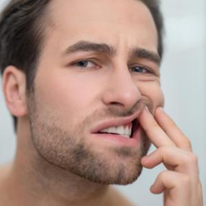 <a href="https://www.magnific.com/free-photo/dental-problems-man-checking-his-teeth-looking-disturbed_21624912.htm#fromView=search&page=1&position=2&uuid=de42aeb7-5bf1-44e5-8c48-58dfa3df7f78&query=Periodontite">Image by zinkevych on Magnific</a>