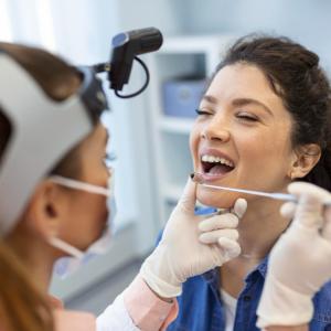 <a href="https://www.magnific.com/free-photo/female-patient-opening-her-mouth-doctor-look-her-throat-otolaryngologist-examines-sore-throat-patient_27155663.htm#fromView=search&page=1&position=11&uuid=d2332373-a849-42a6-917d-233e3b4c89dc&query=dentist+follow+up+appointment+smiling+patient">Image by stefamerpik on Magnific</a>