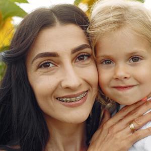 <a href="https://www.magnific.com/free-photo/photo-happy-family-mother-daughter-family-together-sunflower-field_10064873.htm#fromView=search&page=1&position=14&uuid=18761894-a80a-4621-8490-bb79a5a3046a&query=orthodontics+smile+family">Image by prostooleh on Magnific</a>